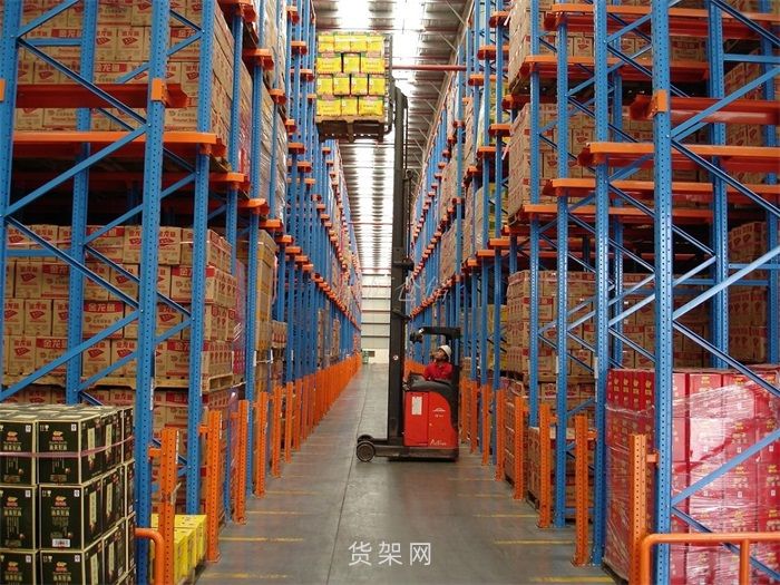 通廊式仓库货架让您实现高密度存储(图1)