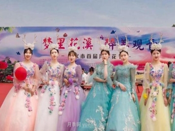 4月28日湖北广水市首届月季花节开幕，游人如潮